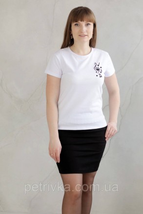Жіноча біла футболка в стилі CASUAL, з вишитим принтом Скрипковий ключ
Висока як. . фото 2
