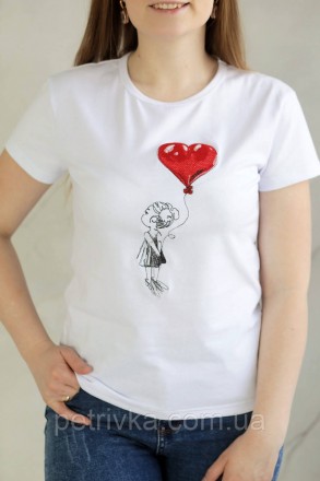 Жіноча біла футболка в стилі CASUAL, з вишитим принтом Дівчинка з кулькою серцем. . фото 2