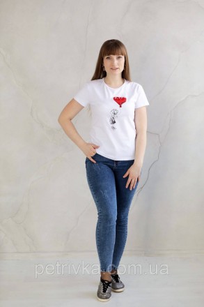 Жіноча біла футболка в стилі CASUAL, з вишитим принтом Дівчинка з кулькою серцем. . фото 3