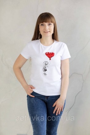 Жіноча біла футболка в стилі CASUAL, з вишитим принтом Дівчинка з кулькою серцем. . фото 4