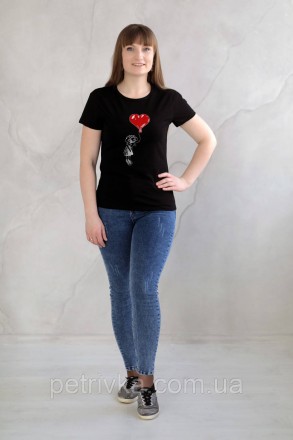 Жіноча Чорна футболка в стилі CASUAL, з вишитим принтом Дівчинка з кулькою серце. . фото 4