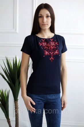 
Удивительная вышитая женская футболка с вышитыми красными с серыми нитями орнам. . фото 2