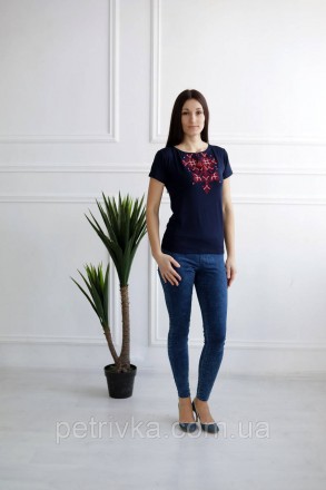 Дивовижна вишита жіноча футболка з вишити червоними з сірими нитками орнаменто. . фото 3