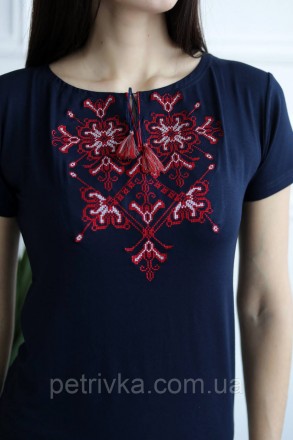 Дивовижна вишита жіноча футболка з вишити червоними з сірими нитками орнаменто. . фото 4