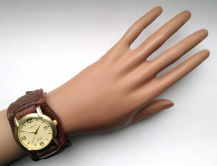 
Классические часы б/у из США, в очень хорошем состоянии с новым кожаным ремешко. . фото 9