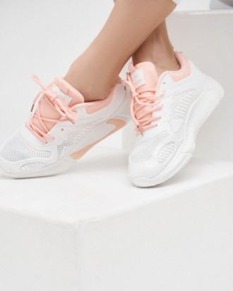 Бело-розовые кроссовки для бега и фитнеса выполненные из перфорированного матери. . фото 3