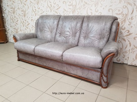 Кожаный трехместный не раскладной диван на деревянной основе, декорированный вст. . фото 9