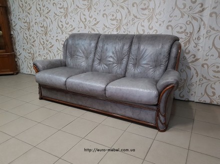 Кожаный трехместный не раскладной диван на деревянной основе, декорированный вст. . фото 3