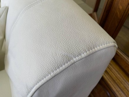 Новый кожаный угловой п-образный диван. Обтянут диван кожей белого цвета, задняя. . фото 9