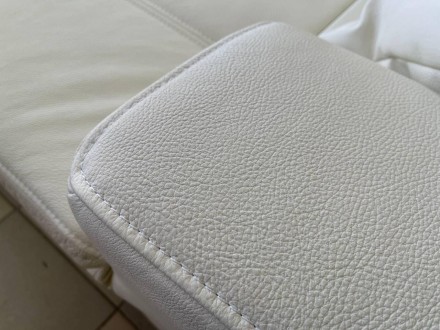 Новый кожаный угловой п-образный диван. Обтянут диван кожей белого цвета, задняя. . фото 7