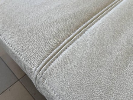 Новый кожаный угловой п-образный диван. Обтянут диван кожей белого цвета, задняя. . фото 11