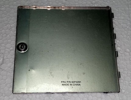 Сервісна  кришка  з  ноутбука  IBM  ThinkPad  T30  62P4291  N 73

Стан на фото. . фото 3