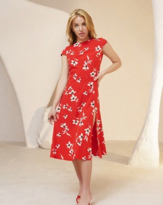  Оригинальное красное платье с вырезами на спинке и застежкой-пуговицей. Модель . . фото 2