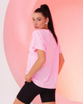 Свободная футболка выполненная из розового хлопкового трикотажа. Модель прямого . . фото 4