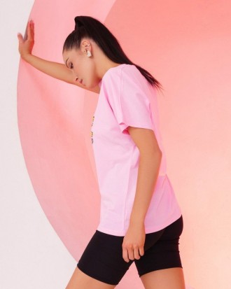Свободная футболка выполненная из розового хлопкового трикотажа. Модель прямого . . фото 3