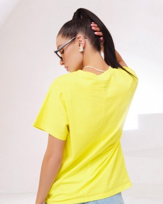 Свободная футболка желтого цвета выполненная из эластичного хлопкового трикотажа. . фото 4
