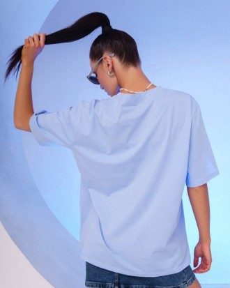 Свободная футболка выполненная из голубого вискозного трикотажа с контрастным ри. . фото 4