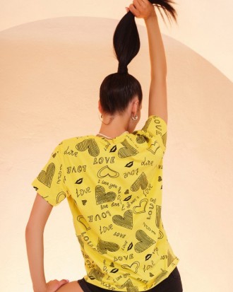 Эластичная футболка выполненная из легкого вискозного трикотажа желтого цвета. М. . фото 4