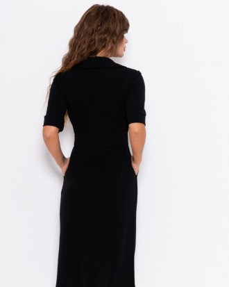 Однотонное платье-рубашка черного цвета с приталенным фасоном и складками в райо. . фото 4