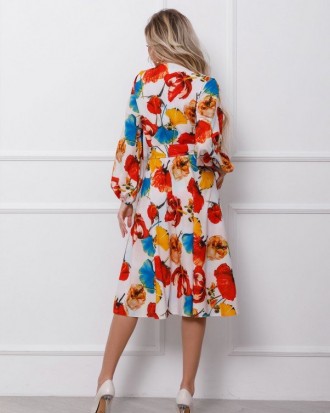 Демисезонное платье принтованное крупными цветами выполненное из софта с декольт. . фото 4