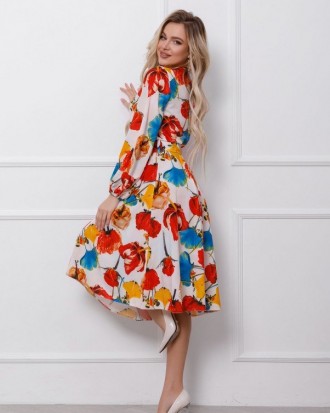 Демисезонное платье принтованное крупными цветами выполненное из софта с декольт. . фото 3