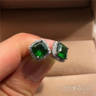 Серьги гвоздики с зелеными камнями код 2233