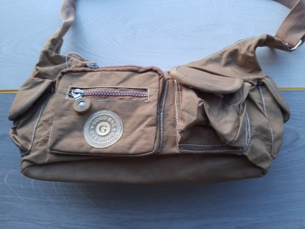 Женская сумка из плащевой ткани (уценка)

Практичная ткань
Впереди два карман. . фото 2