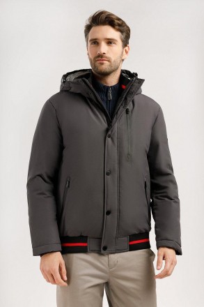 Короткая зимняя куртка прямого кроя с трикотажной резинкой по низу выполнена из . . фото 2