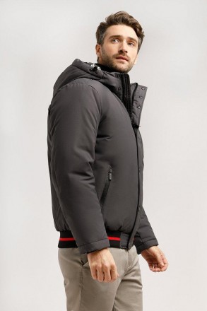 Короткая зимняя куртка прямого кроя с трикотажной резинкой по низу выполнена из . . фото 3
