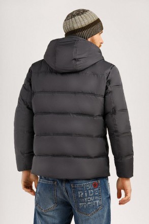 Короткая зимняя куртка прямого кроя выполнена из плотного материала с повышенной. . фото 8