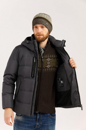 Короткая зимняя куртка прямого кроя выполнена из плотного материала с повышенной. . фото 5