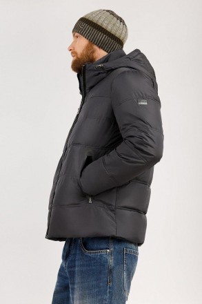 Короткая зимняя куртка прямого кроя выполнена из плотного материала с повышенной. . фото 4