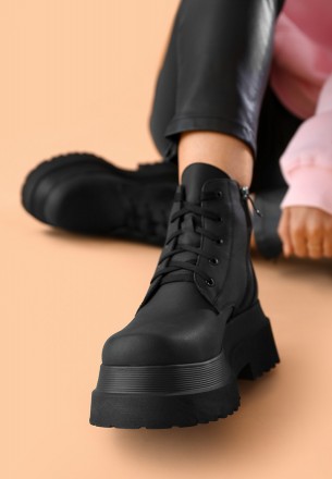 Демисезонные черные ботинки из натуральной матовой кожи. Высокая платформа в 6 с. . фото 3