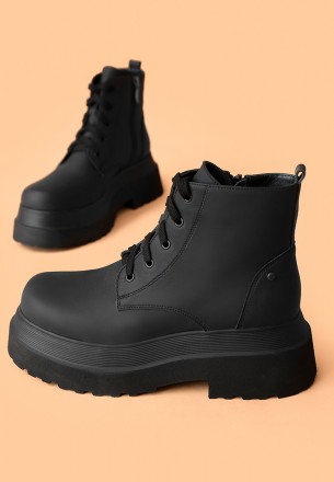 Демисезонные черные ботинки из натуральной матовой кожи. Высокая платформа в 6 с. . фото 4