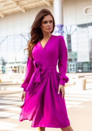 Фиолетовое платье-халат выполненное из софта с V-образным декольте и кроем на за. . фото 3