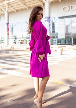 Фиолетовое платье-халат выполненное из софта с V-образным декольте и кроем на за. . фото 4