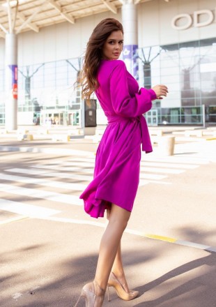 Фиолетовое платье-халат выполненное из софта с V-образным декольте и кроем на за. . фото 5