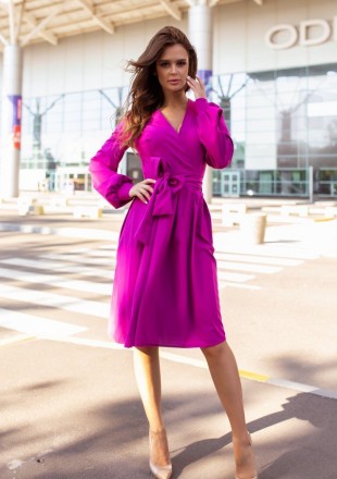 Фиолетовое платье-халат выполненное из софта с V-образным декольте и кроем на за. . фото 2