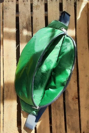Легкая удлиненная сумка на пояс,зеленого цвета.
Болоневая серебрянка сверху и в. . фото 4