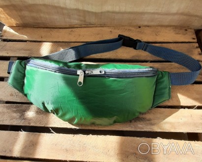 Легкая удлиненная сумка на пояс,зеленого цвета.
Болоневая серебрянка сверху и в. . фото 1
