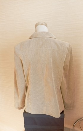 Красивый стильный женский вельветовый пиджак бежевого цвета. застегивается на пу. . фото 4