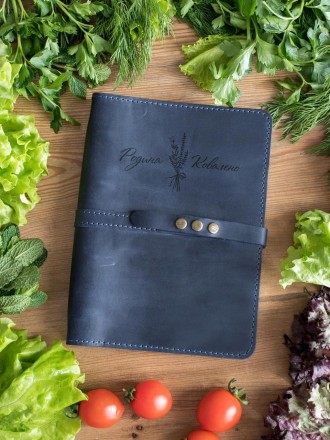 Кулинарная книга в кожаной обложке с именной гравировкой
Книга рецептов – это на. . фото 2
