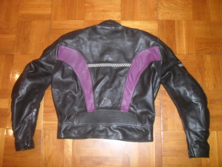 Есть также ещё несколько хороших кожаных и текстильных мотокурток и брюк с миним. . фото 11