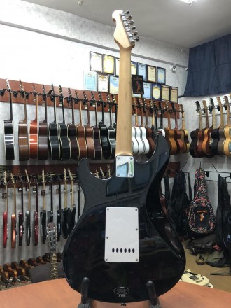 Yamaha EG112 (BLK)
Гитара с одним хамбакером и двумя синглами, дизайн гитары Yam. . фото 9