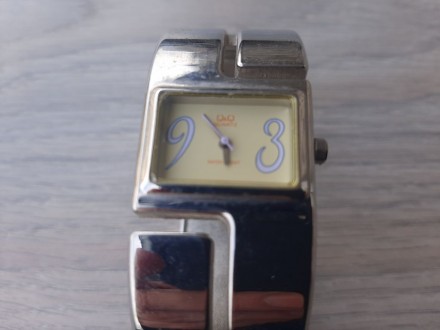 Женские наручные часы-браслет Q&Q

Кварцевый механизм Miyota
Диаметры ова. . фото 3