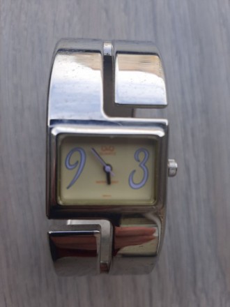 Женские наручные часы-браслет Q&Q

Кварцевый механизм Miyota
Диаметры ова. . фото 2