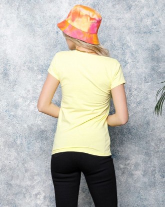 Повседневная футболка желтого однотонного цвета выполненная из эластичного прият. . фото 4