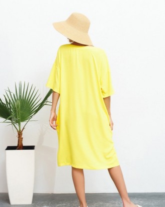 Желтое платье в стиле оверсайз с V-образной горловиной и укороченной планкой. Мо. . фото 4