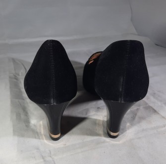 Туфли женские, классические, замшевые, черные, на низком каблуке распродажа

Р. . фото 4