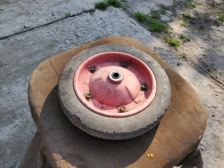 Продам Колесо тачки колесо садовой тачки без камеры сплошная резина хорошое сост. . фото 5